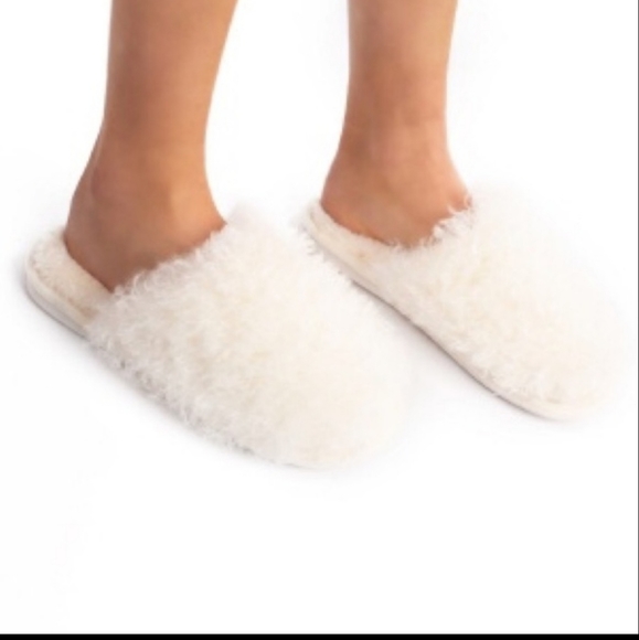 Ivory fluffy slippers. - Picture 2 of 5